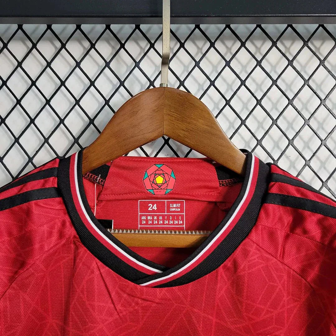 2023/2024 Manchester United Heimfußballset (Trikot + Shorts)