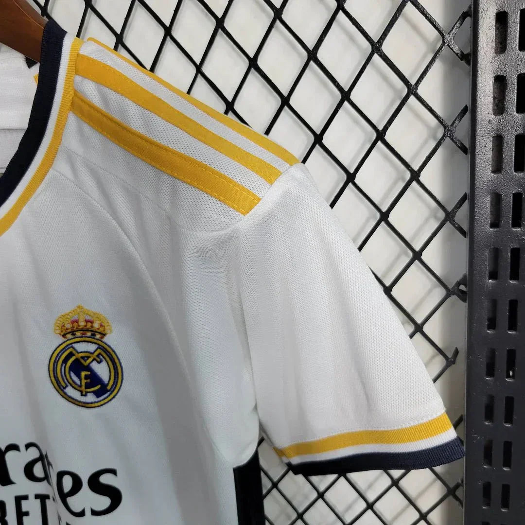 2023/2024 Real Madrid Heimfußballset (Trikot + Shorts)